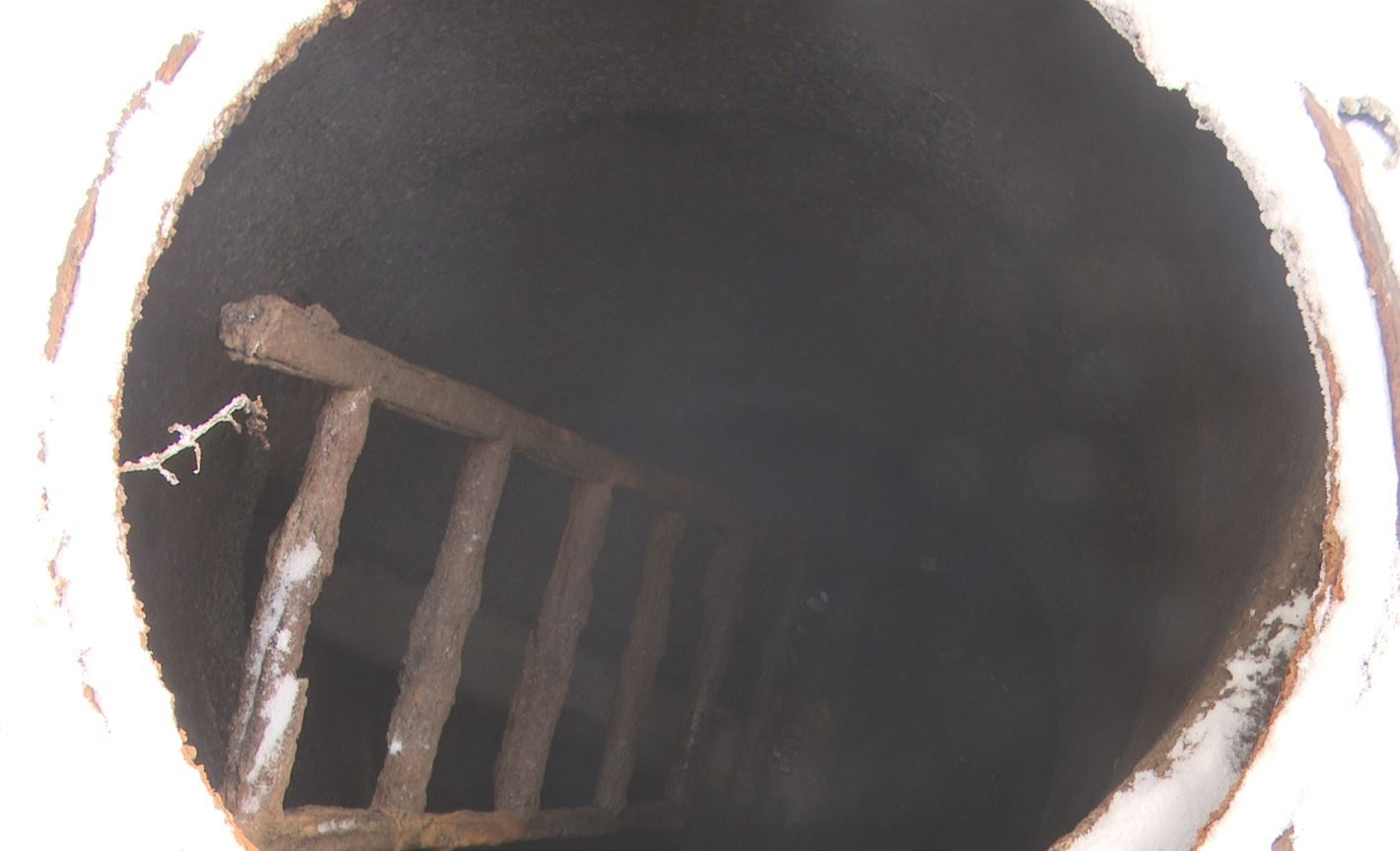 Билгесез затлар Менделеев урамындагы 32 нче йорт тирәсендәге канализация люкларын урлаганнар