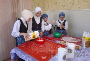 Түбән Камада хезмәт дәресләрендә укучылар солдатларга өй токмачы ясый