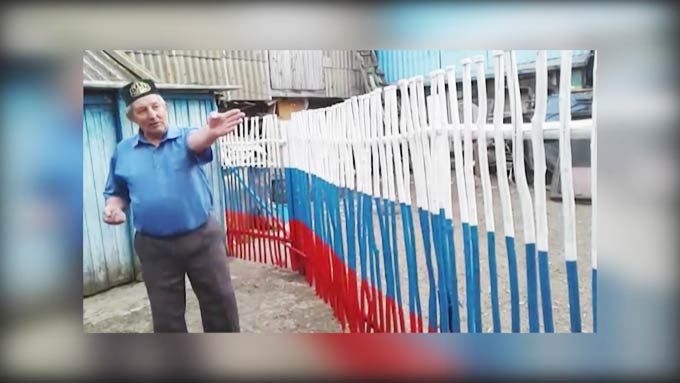 Түбән Кама районында яшәүче  ТАССРның 100 еллыгы хөрмәтенә триколор төсләренә коймасын буяган