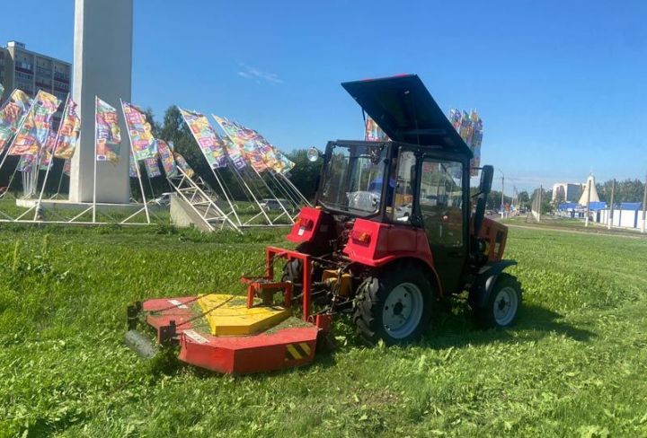 Татарстан Президенты шәhәргә яңа тракторлар бүләк иткән