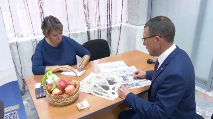 Түбән Кама мэры «Шәфкатьлелек» үзәгенең 20 тәрбияләнүчесенә газеталарга язылу бүләк итте