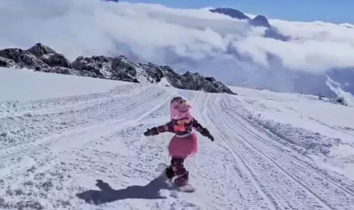 Түбән Камадан дүрт яшьлек сноубордчы кыз Эльбрус тавын яулады