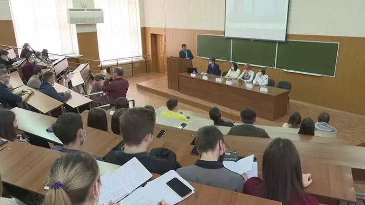 Рөстәм Миңнеханов студентларны бәйрәм белән котлады