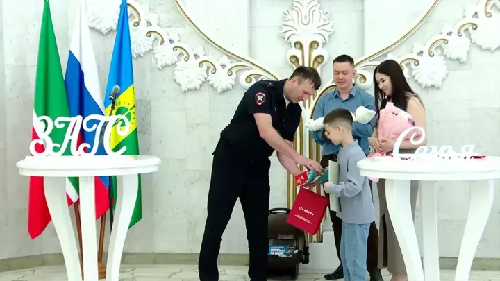 Түбән Камада исем кушу тантанасында Солтановлар гаиләсенә автокресло тапшырдылар