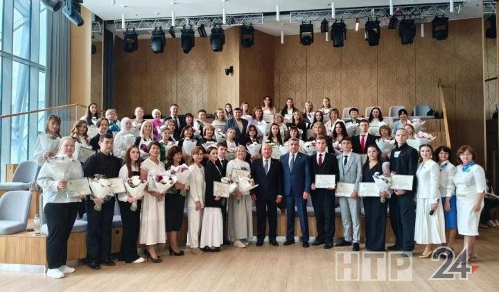 Татар теленнән имтихан тапшырган укучылар рәхмәт хатлары һәм акчалата сертификатлар белән бүләкләнде
