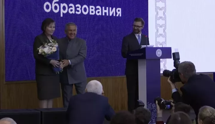 Түбән Каманың 25 нче гимназиясе директорын ТРның «Фидакарь хезмәт өчен» медале белән бүләкләделәр