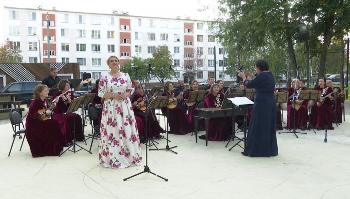 Түбән Каманың Лемаев скверында республика көненә халык уен кораллары оркестры концерт куйды