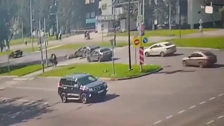 Түбән Камада чит ил машинасы йөртүчесе самокатта баручы ике яшүсмерне бәрдергән