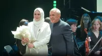 Миңнеханов Түбән Камада яшәүче күп балалы әнигә медаль тапшырды