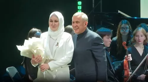 Миңнеханов Түбән Камада яшәүче күп балалы әнигә медаль тапшырды