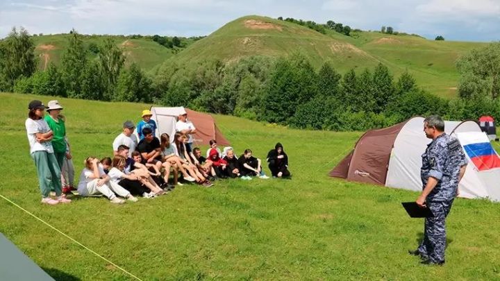 Росгвардия Түбән Кама районындагы палаткалы лагерьда ял итүче балалар өчен куркынычсызлык дәресен үткәргән