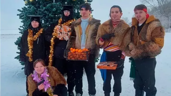 Түбән Камада тюбинглар фестивалендә җиңгән командагы бер тартма мандарин һәм пицца бүләк иттеләр