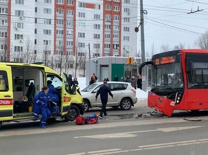 Казанда ашыгыч ярдәм машинасы автобус белән бәрелешкән, пациент үлгән