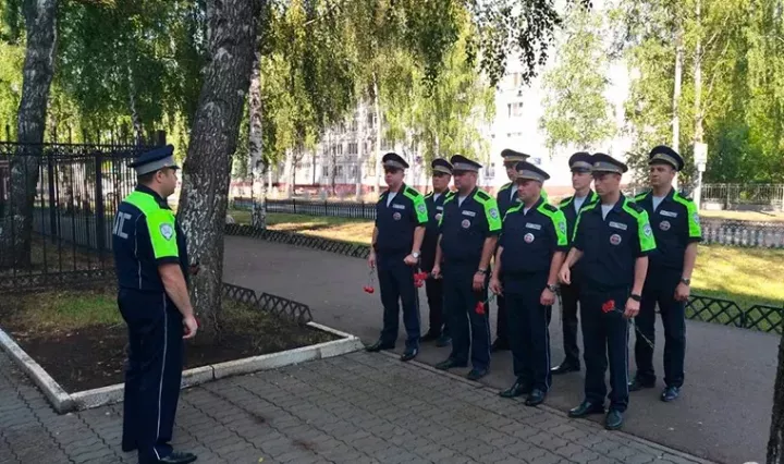 Түбән Кама полицейскийлары ЮХИДИ көнендә хезмәттәшләрен искә алды