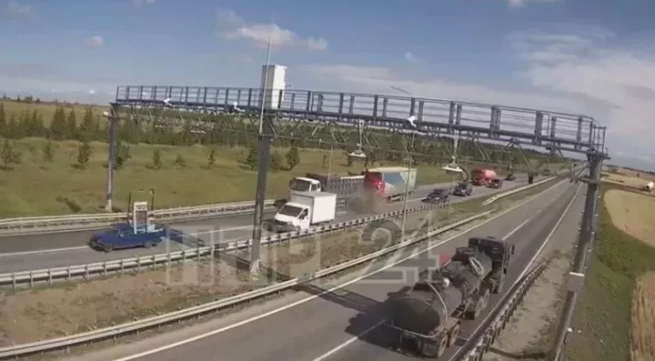 Чаллы-Түбән Кама трассасында ике йөк машинасы катнашында юл һәлакәте видеога эләкте