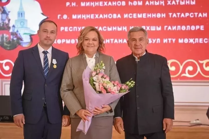 Миңнеханов Түбән Камадан Фәретдиновлар гаиләсен «Ата-ана даны» ордены медале белән бүләкләде