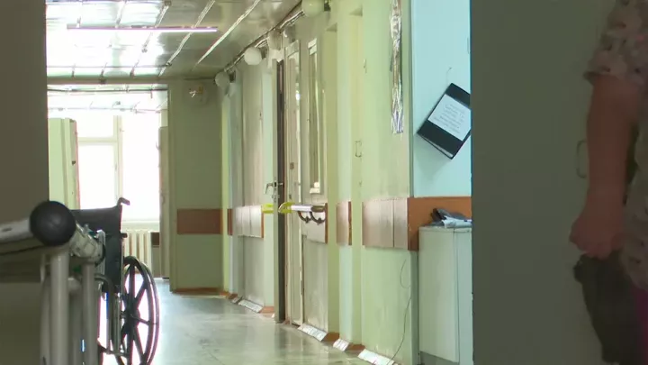 Түбән Кама үзәк хастаханәсендә стационарларга йөрүгә вакытлыча чикләүләр керттеләр