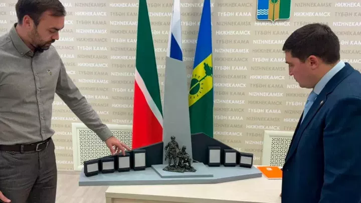 Радмир Беляев Түбән Камада МХО катнашучыларына мемориал макеты белән танышты