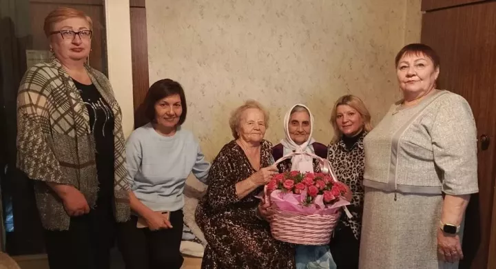 Түбән Камада Лира Фаттыхованы 90 яшьлек юбилее белән котладылар