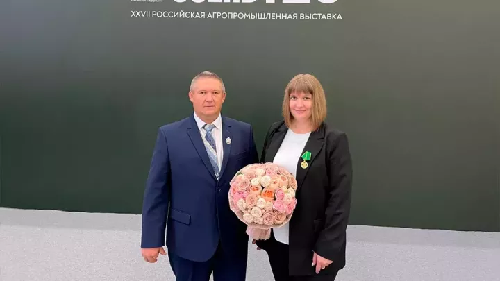Михаил Мишустин Түбән Кама аграриена медаль тапшырды