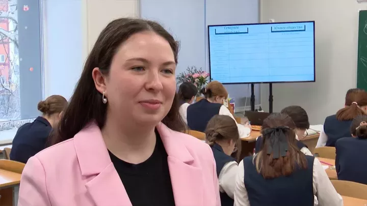 Түбән Кама педагогика көллиятенең яшь укытучысы Татарстанда иң яхшысы дип танылды