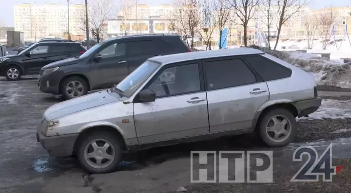 Түбәнкамалыларга газоннарда машина куйган өчен штраф суммаларын искә төшерделәр