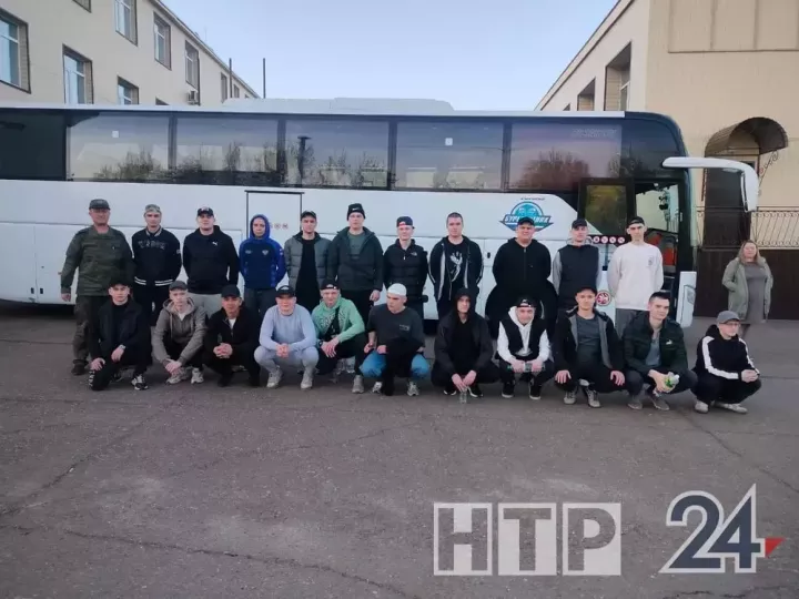 Түбән Камадан армия сафларына чакырылучыларның беренче төркеме армиягә китте — видео