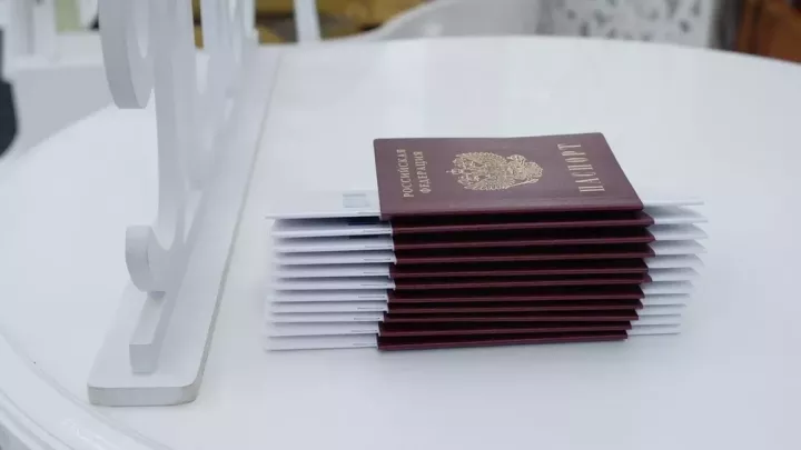 Беренче паспортларны тапшыру тантанасы: Түбән Кама яшьләре төп документларын алды
