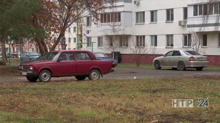 Юрист ишегалдында тулы көченә музыка куючыларга каршы ничек көрәшергә кирәклеген аңлатты