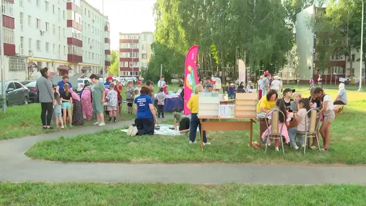 Түбәнкамалылар «Безнең ишегалды» программасы буенча капиталь ремонттан соң ишегалдын ачу тантанасын үткәрде