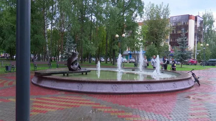 Тукай паркы үзгәрә: эшчеләр фонтанны эшләтеп җибәрделәр һәм балалар мәйданчыкларын яңарталар