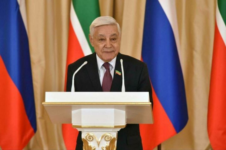 Фәрит Мөхәммәтшин республика халкын Россия Федерациясе Дәүләт флагы көне белән котлады