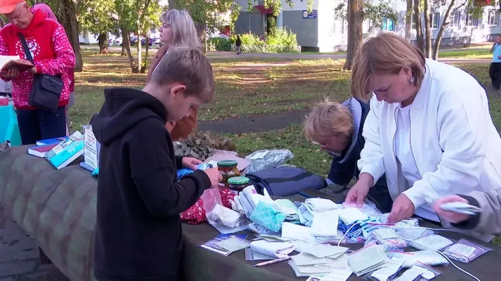 Түбән Камада хәрбиләр гаиләсендә тәрбияләнүче 11 балага мәктәпкә җыенырга ярдәм иттеләр