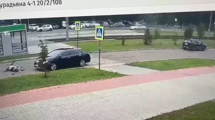 Түбән Камада җәяүлеләр кичүендә велосипедчыны бәрдергәннәр