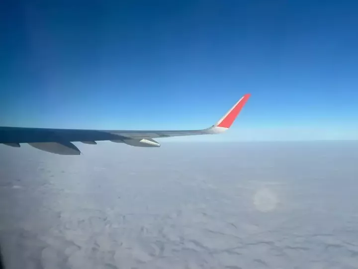 Санкт-Петербург –  Түбән Кама авиарейсы пыяладагы ярык аркасында, Мәскәү аэропортына төшеп утырды