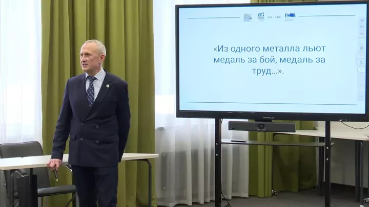 Түбән Каманың «Адымнар» гимназиясендә Татарстан Дәүләт Советы депутаты Геннадий Глушков парламент дәресе үткәрде