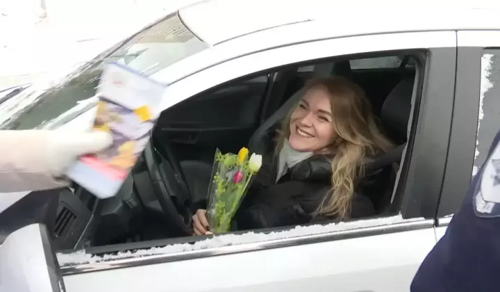 Штраф түгел, чәчәкләр: Түбән Кама автоинспекторлары руль артындагы хатын-кызларны котладылар